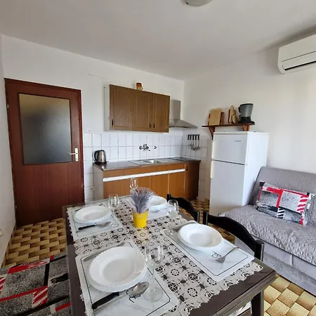 Filosevic By El-pi Tours ニヴィーチェ